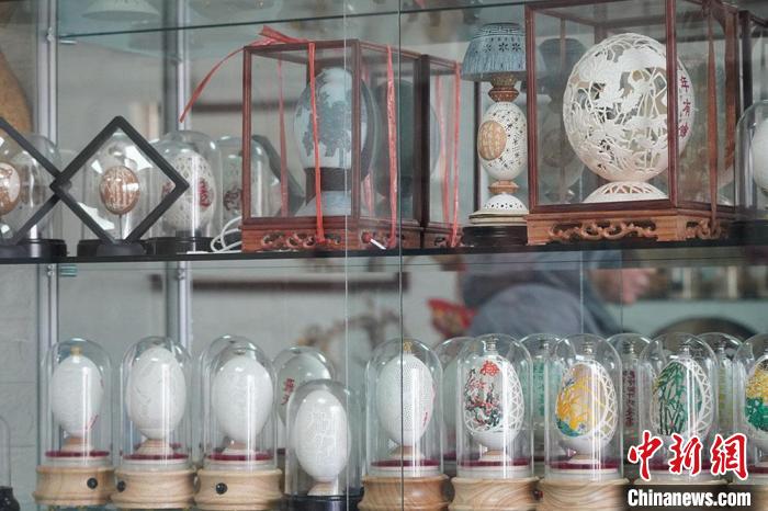 圖為吳義澤收藏柜內(nèi)的蛋雕作品?！【琶赖ぴ?攝