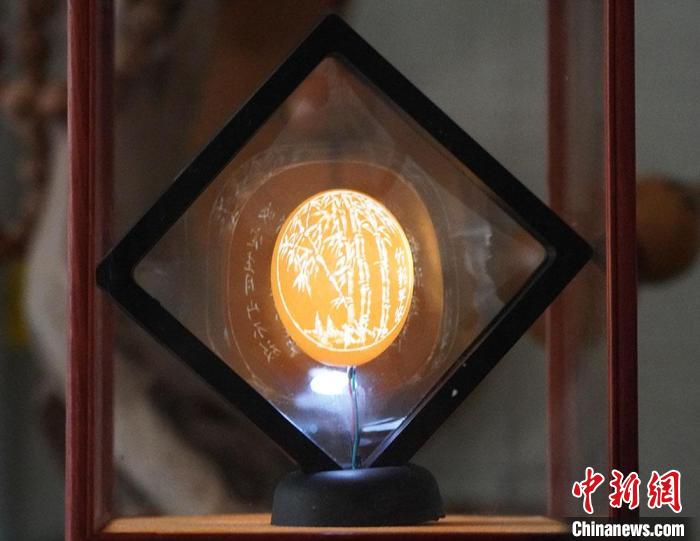 圖為吳義澤新包裝給蛋雕呈現(xiàn)立體感?！【琶赖ぴ?攝