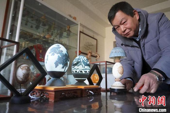 圖為吳義澤展示的最新創(chuàng)作的蛋雕作品。　九美丹增 攝