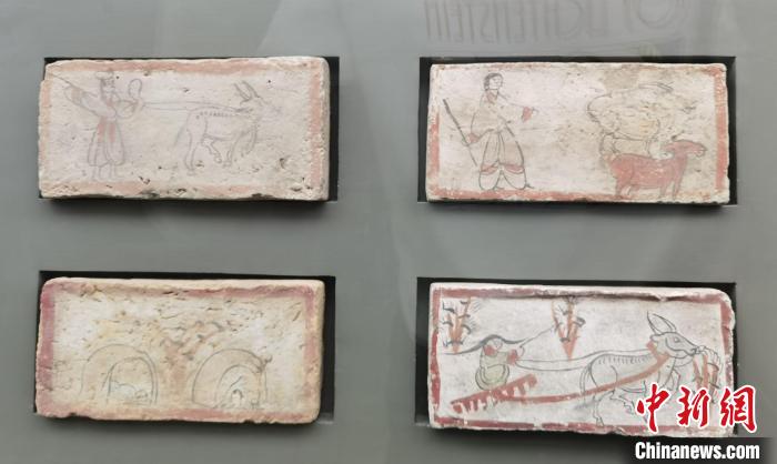 圖為嘉峪關(guān)長城博物館館藏文物魏晉墓彩繪畫像磚中豐富多彩的古代農(nóng)牧業(yè)生產(chǎn)活動。(資料圖) 丁思 攝