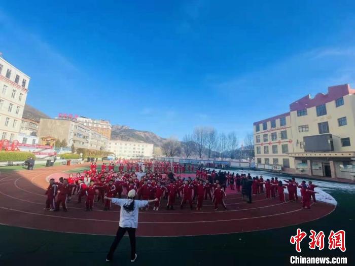 圖為街舞老師教授藏族學(xué)子跳街舞?！￡惿菩?攝