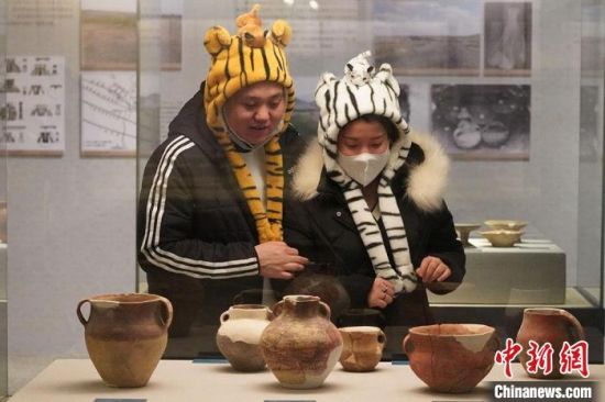圖為市民戴虎頭帽在博物館內(nèi)參觀。九美旦增 攝