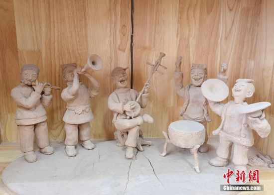 圖為泥塑作品展現(xiàn)人們娛樂場(chǎng)景。 劉玉桃 攝