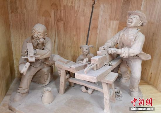 圖為泥塑作品。 劉玉桃 攝
