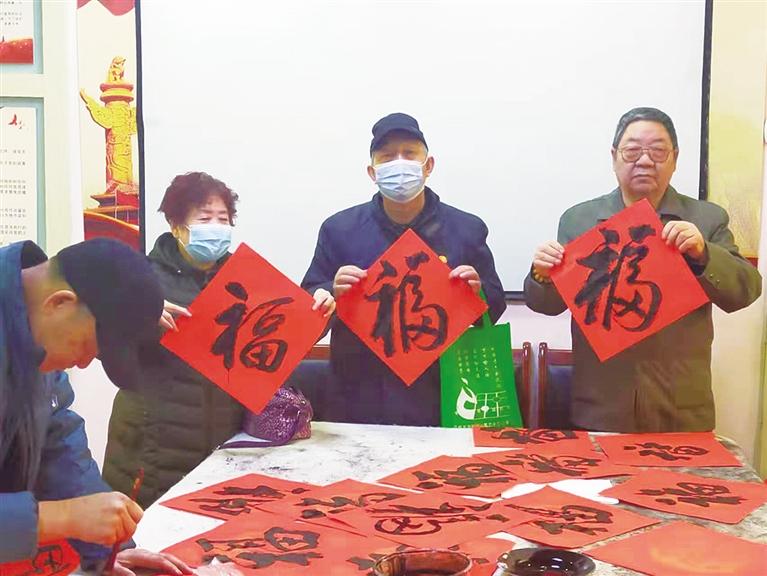 蘭州：“幸福敲門 新春送?！被顒忧榕f家