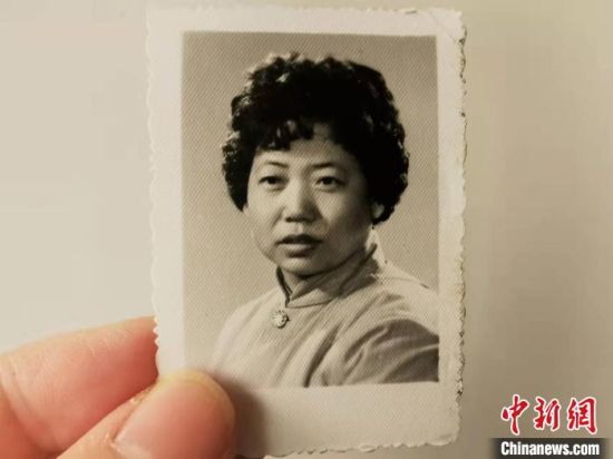 圖為20世紀(jì)80年代，蘭州照相館拍攝的人物肖像照，如今仍然有很多人選擇拍攝這樣的照片留作紀(jì)念?！⊥跄劣?攝