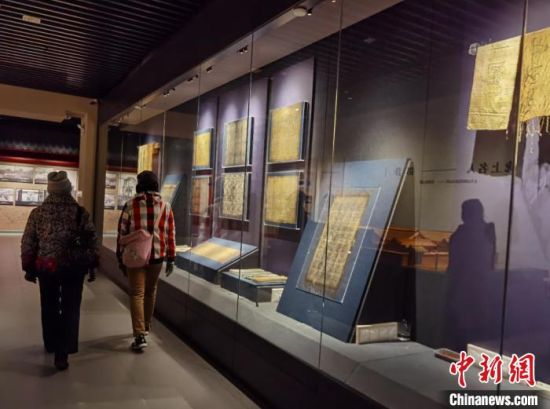 圖為蘭州市民參觀博物館展品?！⌒煅?攝