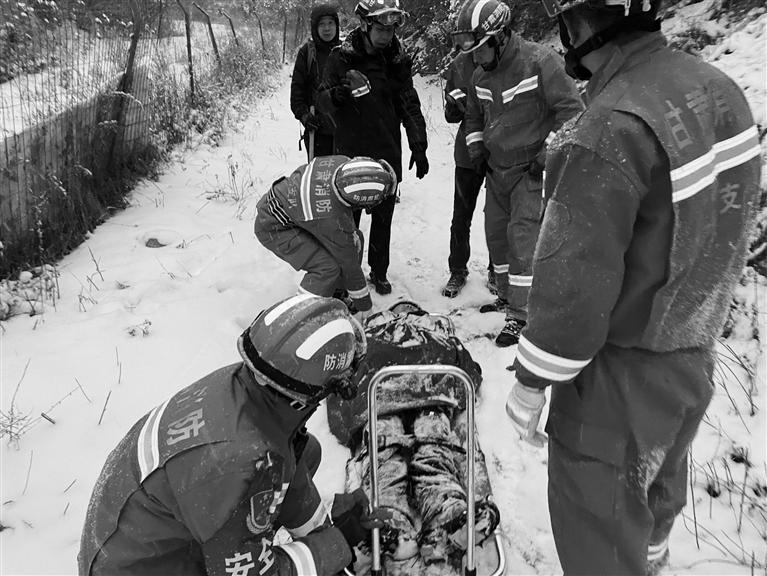 蘭州：女子徒步受傷被困深山 消防隊(duì)員6小時雪地救援