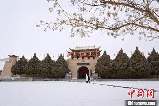 圖為2月17日，游人在鳴沙山月牙泉景區(qū)內(nèi)體驗(yàn)大漠雪景?！《鼗褪形穆镁止﹫D