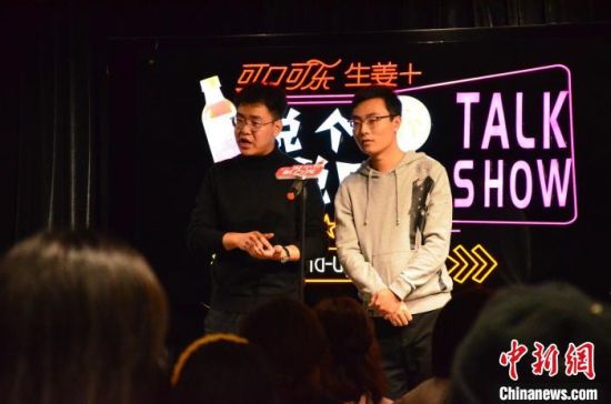 圖為脫口秀演員搭檔表演?！钅?攝