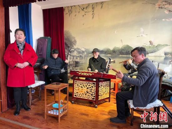 圖為蘭州鼓子表演者王常玉登臺(tái)演唱，她是這項(xiàng)入列國家級(jí)非物質(zhì)文化遺產(chǎn)的曲藝表演者中，為數(shù)不多的女演員?！堨下?攝
