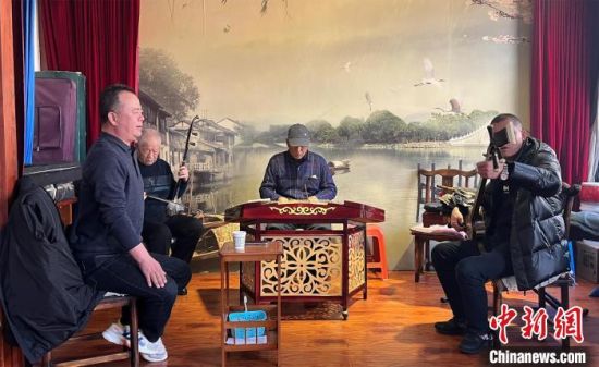 圖為蘭州鼓子愛好者在傳習(xí)所內(nèi)互相搭檔上臺(tái)演出?！堨下?攝