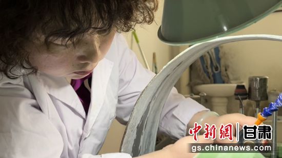 夜光杯制作學徒謝小琴坦言，雖工作枯燥，但是能夠掌握國家級非遺技藝是很自豪的。王牧雨 攝