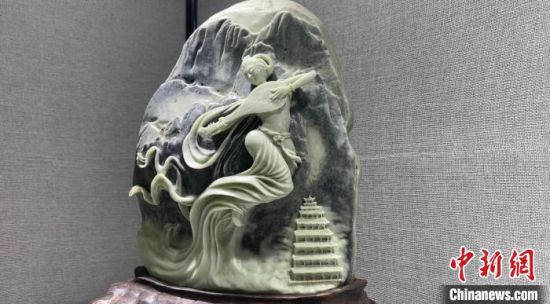 圖為李學平的玉雕作品?！「攥?攝
