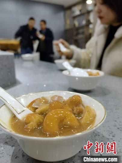 圖為酒泉美食“糊鍋”?！∫蟠河?攝
