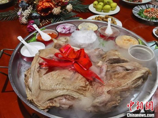 圖為酒泉美食“漢蒸全羊”?！●T志軍 攝