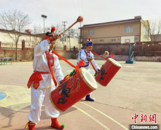 圖為劉玉均(右一)身穿青花服與隊員一起練習(xí)動作?！堟?攝
