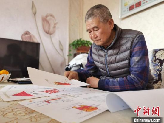 圖為陸鵬飛向記者展示多年帶隊的手寫筆記。　張婧 攝
