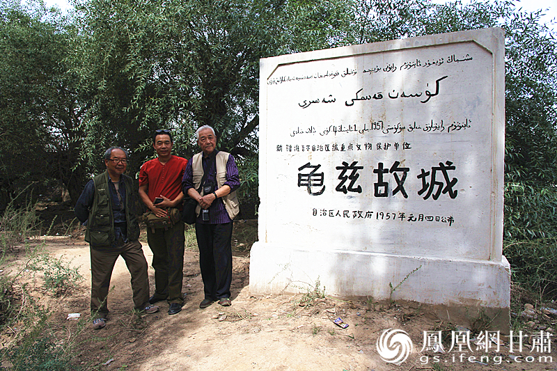 庫車是古代龜茲語，意為“龜茲人的城”，乃絲綢之路重鎮(zhèn)。2016年，蘇朗（右）、文巖（左）等藝術(shù)家前往庫車龜茲故城遺址采風(fēng)。楊文遠(yuǎn) 攝