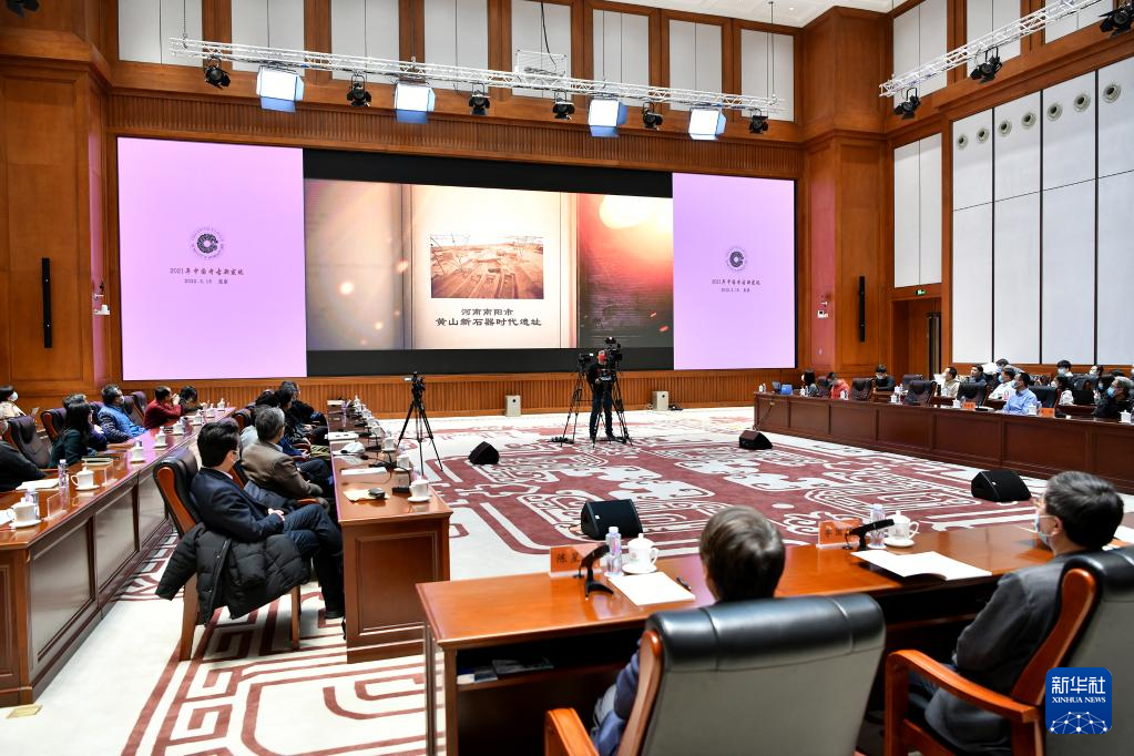 3月18日，在“中國(guó)社會(huì)科學(xué)院考古學(xué)論壇·2021年中國(guó)考古新發(fā)現(xiàn)”上，參會(huì)人員觀看宣傳視頻。