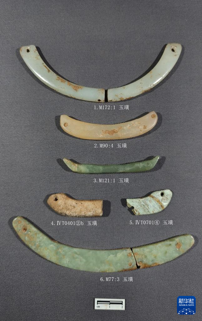 河南南陽市黃山新石器時(shí)代遺址出土的屈家?guī)X文化玉璜（資料圖）。