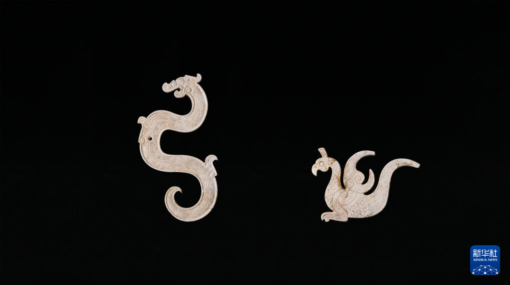 江西樟樹市國(guó)字山戰(zhàn)國(guó)墓葬出土玉龍、玉鳳（資料圖）。