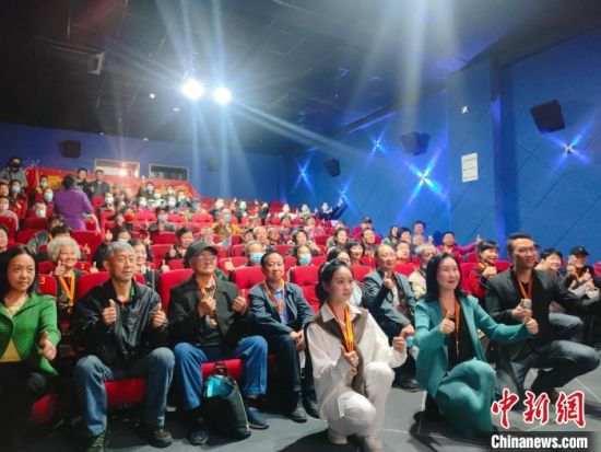 《浴血誓言》主創(chuàng)團(tuán)隊與到場的紅軍后代合影?！￡愡x斌 攝