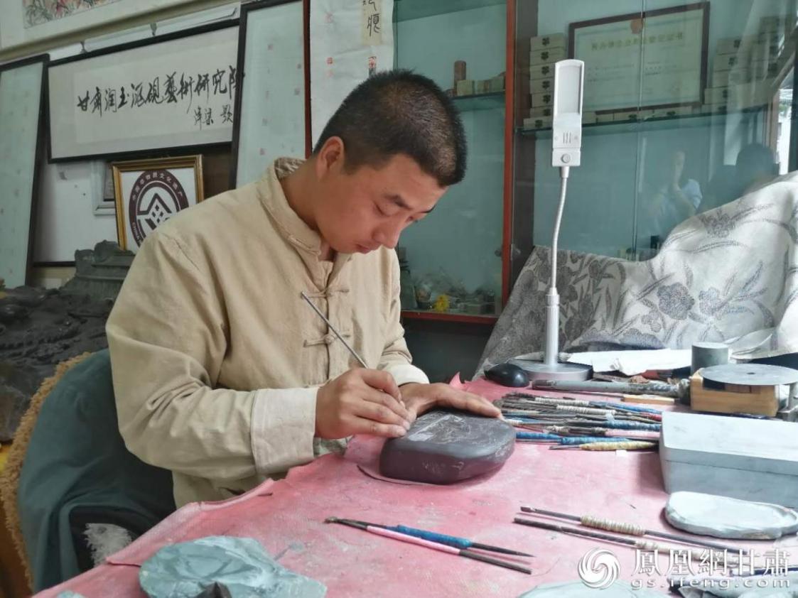 洮硯制作技藝第六代傳人、國家藝術基金資助青年藝術家、正高級洮硯雕刻藝術師李江平十年如一日專注于洮硯制作 圖源自網(wǎng)絡