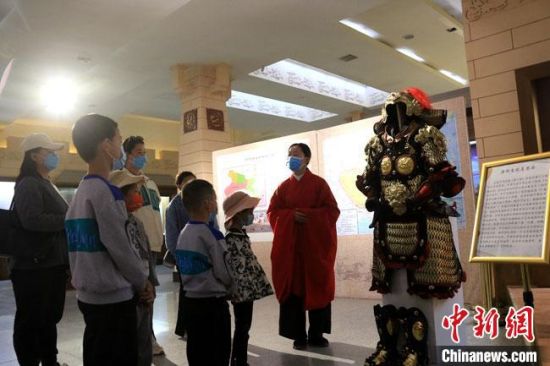 該“唐朝明光鎧”吸引游人圍觀，盡顯中國(guó)古代工匠獨(dú)特設(shè)計(jì)和傳統(tǒng)甲胄文化的魅力?！垥粤?攝