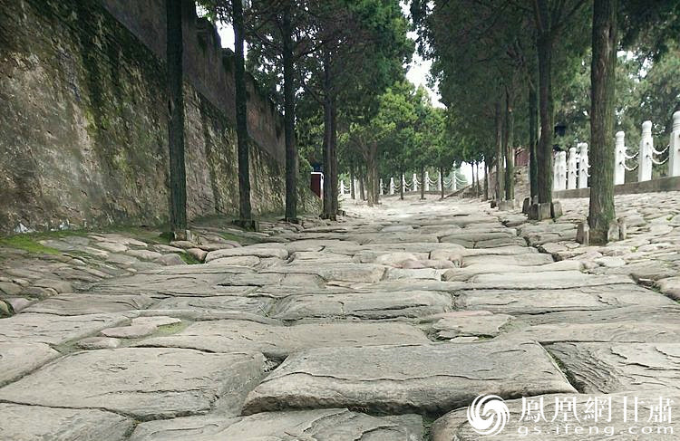 司馬遷祠的山崗下面有一段司馬古道，石條為北宋時鋪設(shè)，歷經(jīng)800余年的雨水沖刷、風(fēng)化、人走車碾，石條上的車轍印是這里曾經(jīng)繁華的歷史見證，又好像昭示太史公一生的坎坷與悲壯。楊文遠 攝
