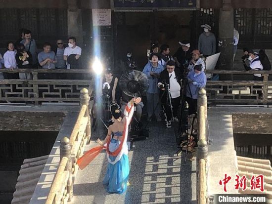 圖為5月以來，“奧大?！敝辈ガF(xiàn)場(chǎng)引游客圍觀?！《鼗褪形麄鞑抗﹫D
