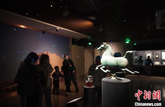 甘肅省博物館展出的“銅奔馬”吸引觀眾拍照留影。