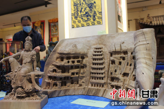 連日來，甘肅省工藝美術(shù)行業(yè)評(píng)審認(rèn)定工作會(huì)議在蘭州舉行。圖為以敦煌莫高窟為題材的木雕作品《守護(hù)》。徐雪 攝
