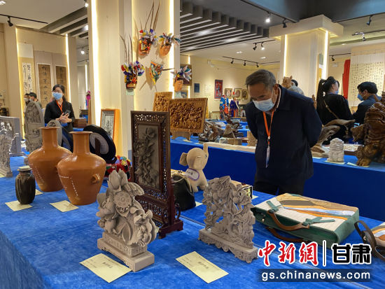 來自全省的近800件作品進(jìn)入專家評(píng)審環(huán)節(jié)，作品涵蓋雕塑雕刻、漆器、工藝花畫等多個(gè)類別。徐雪 攝