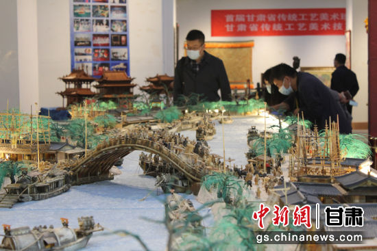 圖為參評(píng)作品牦牛角立體微雕“清明上河圖”。徐雪 攝