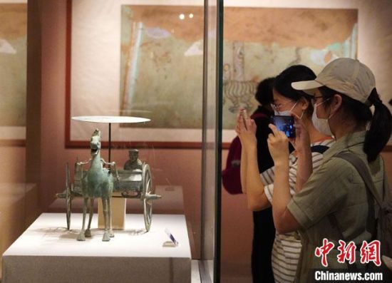 圖為參觀者參觀“大道攸歸：五涼文化展”展陳文物?！【琶赖┰?攝