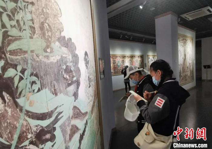 圖為學(xué)生參觀敦煌藝術(shù)館。(資料圖) 蘭州大學(xué)附屬學(xué)校供圖