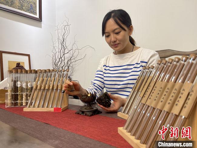 圖為魯雯展示燃香禮儀?！「攥?攝