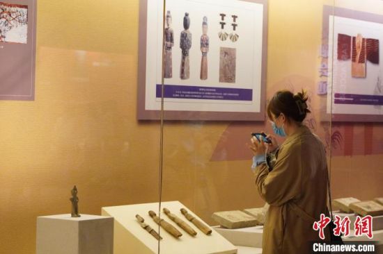 圖為游客在博物館內(nèi)有序參觀，感受五涼文化。　九美旦增 攝