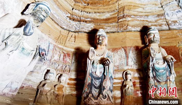 北石窟寺窟內(nèi)造像因受水顯得斑駁?！“瑧c龍 攝