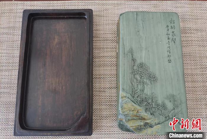 圖為甘肅甘南州洮硯藝人為提升洮硯文化內(nèi)涵，制作“一盒一拓”成品展示。(資料圖) 張婧 攝