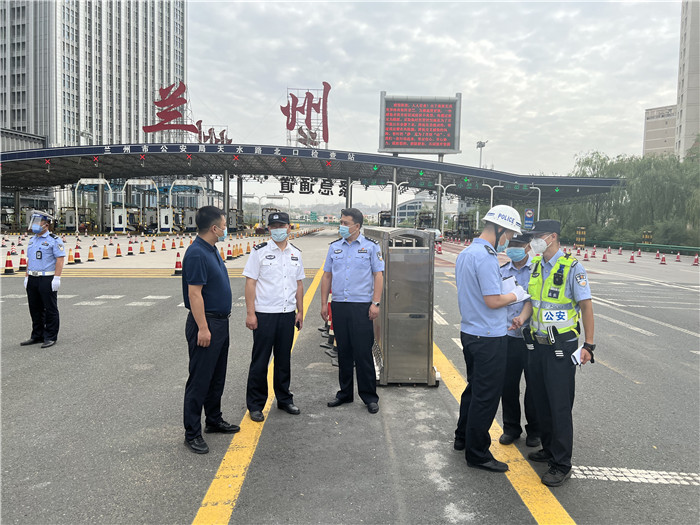7月13日，蘭州市紀(jì)委監(jiān)委第四監(jiān)督檢查室聯(lián)合市紀(jì)委監(jiān)委派駐市公安局紀(jì)檢監(jiān)察組檢查環(huán)蘭檢查站疫情防控措施落實(shí)情況。.jpg
