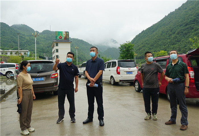 7月13日，隴南市徽縣紀(jì)檢監(jiān)察干部到嘉陵火車站督查疫情防控工作。張麗娟 攝.JPG