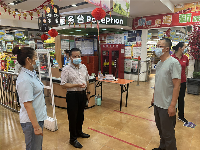 7月15日，酒泉市玉門市疫情防控督查組在隴商聯(lián)華超市監(jiān)督檢查疫情防控措施落實(shí)情況。 .jpg