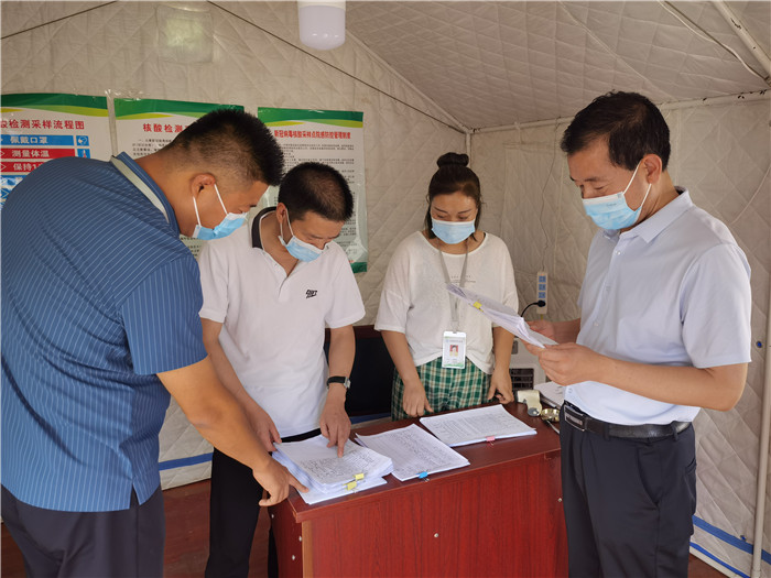 7月18日，慶陽市紀(jì)委監(jiān)委督查組在慶陽汽車北站了解來慶返慶人員信息登記、四級網(wǎng)格落實(shí)等疫情防控措施落實(shí)情況。 張霖森 攝.jpg