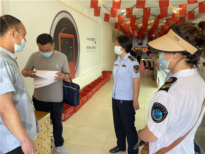 7月20日，定西市漳縣紀(jì)委監(jiān)委駐縣衛(wèi)生健康局紀(jì)檢監(jiān)察組抽調(diào)縣市場監(jiān)管局、衛(wèi)建局工作人員,深入新寺鎮(zhèn)萬家超市查看人員出入登記、環(huán)境消殺等。 蔣湘濤 攝.jpg