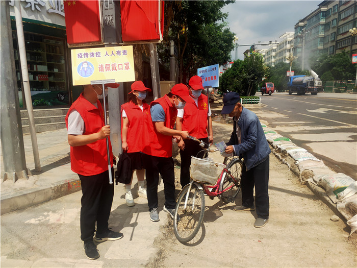 7月21日，定西市通渭縣紀(jì)委監(jiān)委機(jī)關(guān)志愿者在城區(qū)開展“不聚集、戴口罩”志愿活動。.jpg