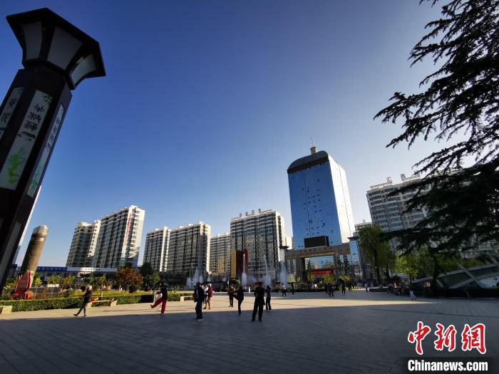 2020年7月12日，甘肅省定西市隴西縣城廣場(chǎng)，居民在晨練。(資料圖) 殷春永 　攝