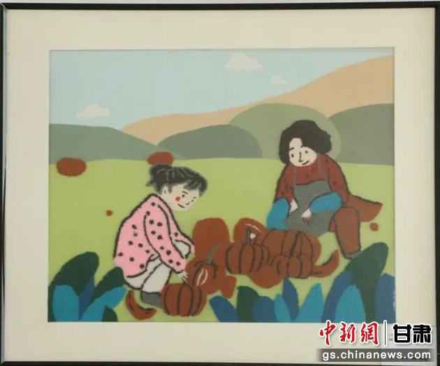嘉峪關(guān)市新城鎮(zhèn)新城村農(nóng)業(yè)產(chǎn)業(yè)園區(qū)內(nèi)，母女兩人在摘南瓜。刺繡 馬艾米乃 繡稿 敬紅霞