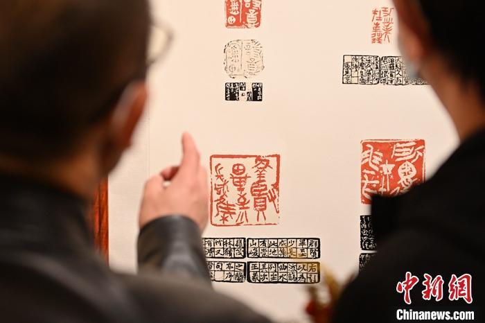 圖為甘肅蘭州，參展作品吸引參觀者。 中新社記者 李亞龍 攝
